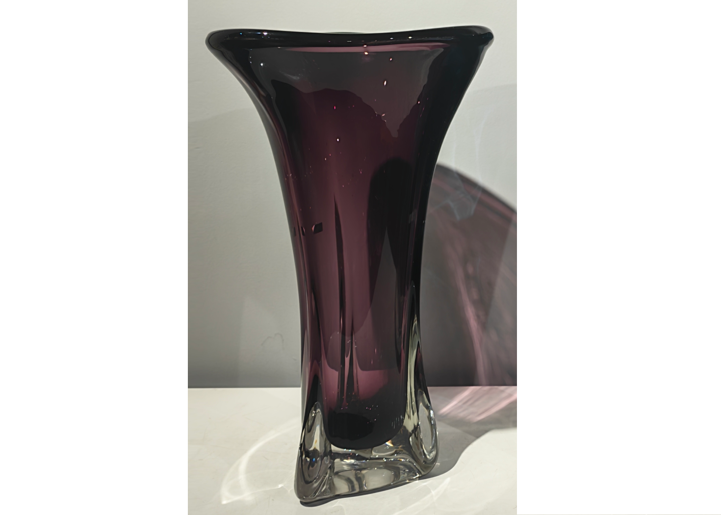 GLASS VASE (D46B)