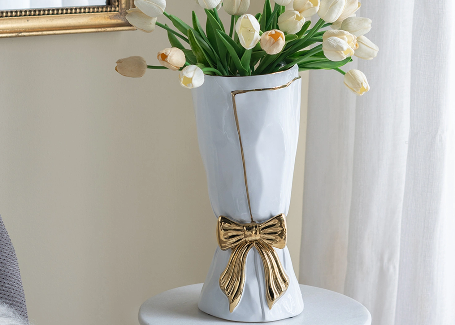 WHITE AND GOLD BOW FLOWER VASE (C8877)